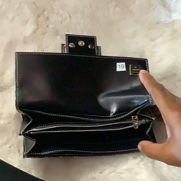 Fendi wallet authentic clean inside and out - Picture 4 of 4